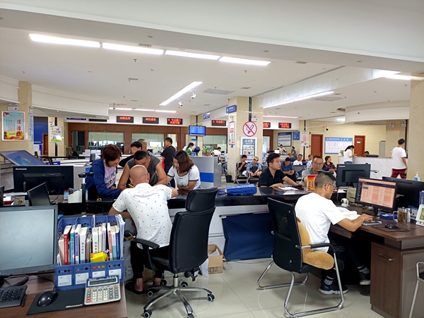 三伏天遇办证“热” 多措并举有“凉”方.jpg