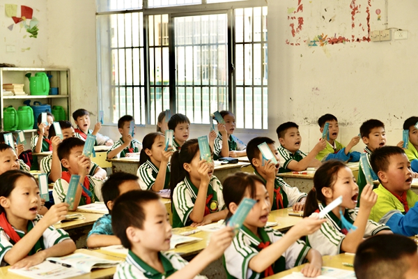 小小“绿书签” “护苗”伴成长.jpg