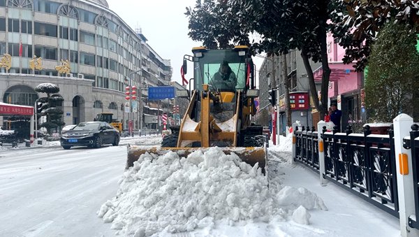 市城管执法局:闻雪而动除雪保畅.png