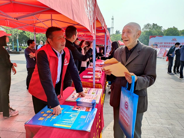 市委政法委开展全民国家安全教育日普法宣传活动 (3).jpg