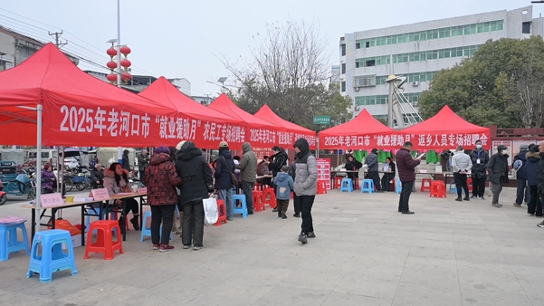 稳岗促就业 “就”在家门口.jpg