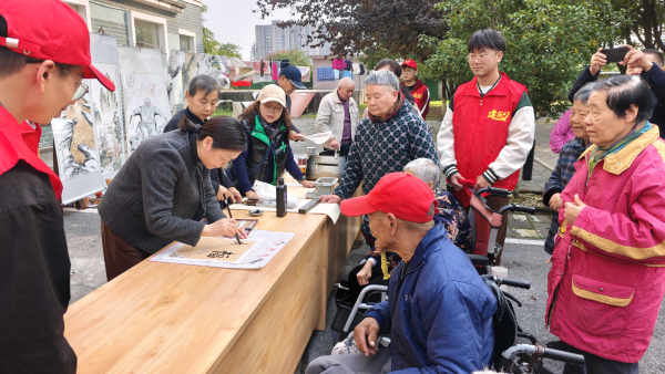 “青”暖重阳 情系“银铃”.jpg