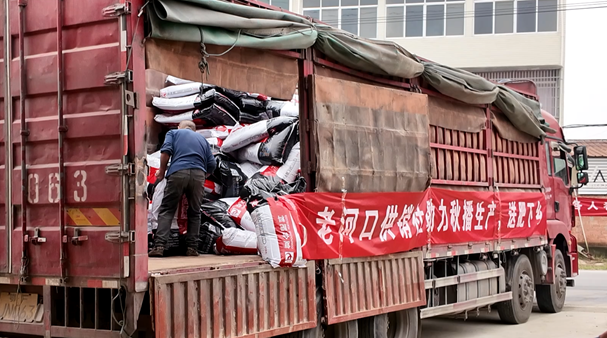 农资农机送上门 助力秋播加速度.png