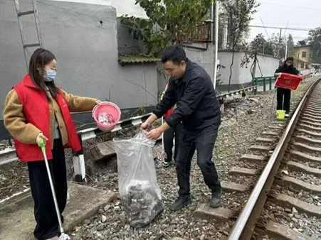 拦马河社区:铁路沿线“焕新颜” 守护安全“不松懈”.png