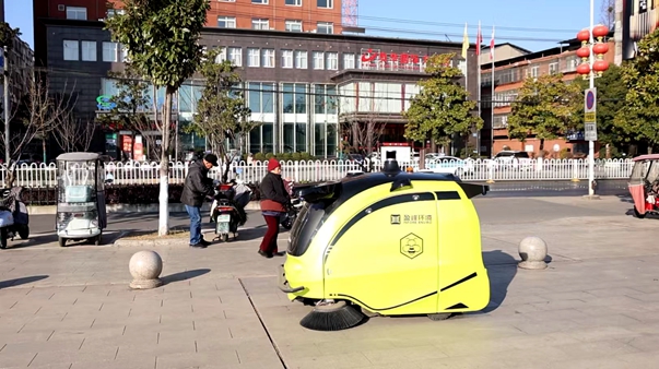 市城管局:无人清扫车“上岗”显身手 智慧保洁提效能.jpg