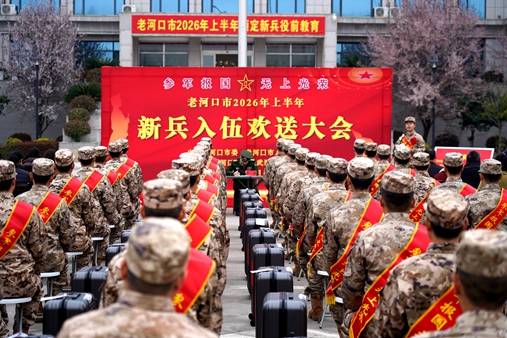 我市40名新兵启程赴营 大学生占90%.jpg
