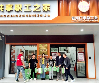 市总工会开展“十一”关爱职工志愿服务活动.jpg