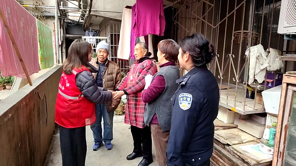 楼上漏水殃及邻里 12345热线助力解民忧.jpg